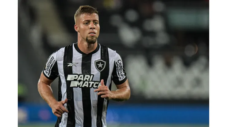 RJ - RIO DE JANEIRO - 12/08/2023 - BRASILEIRO A 2023, BOTAFOGO X INTERNACIONAL - Lucas Fernandes jogador do Botafogo durante partida contra o Internacional no estadio Engenhao pelo campeonato Brasileiro A 2023. Foto: Thiago Ribeiro/AGIF
