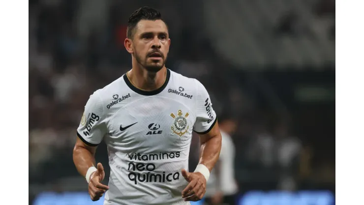 Foto: Marcello Zambrana/AGIF - Giuliano fala antes do clássico contra o Santos.
