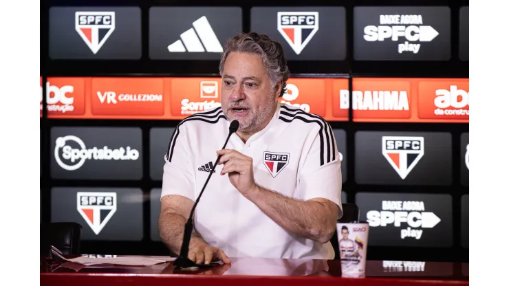 - O presidente Julio Casares fala aos jornalistas durante apresentacao oficial de James Rodriguez como jogador do Sao Paulo em coletiva de imprensa realizada no CT Barra Funda. Foto: Abner Dourado/AGIF
