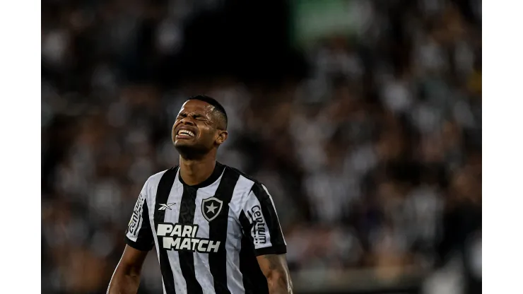 Júnior Santos lamenta durante partida contra o Palmeiras pelo campeonato Brasileiro 2023. Foto: Thiago Ribeiro/AGIF
