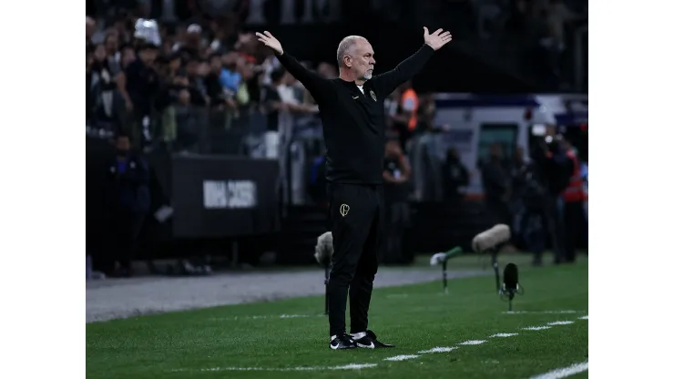 Foto: Fabio Giannelli/AGIF - Mano Menezes tem missão complicada.
