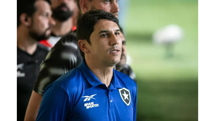 Lucio Flavio tecnico do Botafogo durante partida contra o America-MG no estadio Independencia pelo campeonato Brasileiro A 2023. Foto: Fernando Moreno/AGIF
