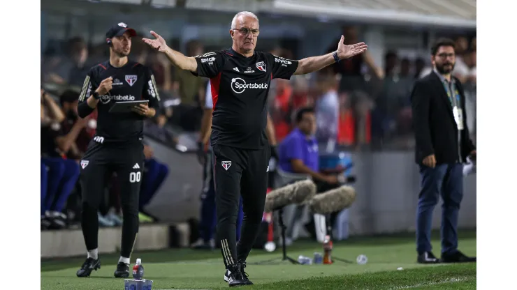 Foto: Fernanda Luz/AGIF - Dorival recebe  notícia ruim para o clássico.
