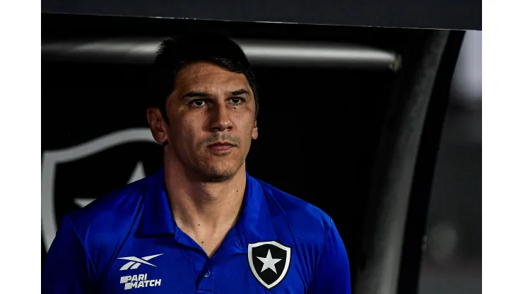 RJ - RIO DE JANEIRO - 01/11/2023 - BRASILEIRO A 2023, BOTAFOGO X PALMEIRAS - Lucio Flavio tecnico do Botafogo durante partida contra o Palmeiras no estadio Engenhao pelo campeonato Brasileiro A 2023. Foto: Thiago Ribeiro/AGIF
