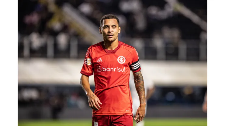  Alan Patrick jogador do Internacional durante partida contra o Santos no estadio Vila Belmiro pelo campeonato BRASILEIRO A 2023. Foto: Abner Dourado/AGIF
