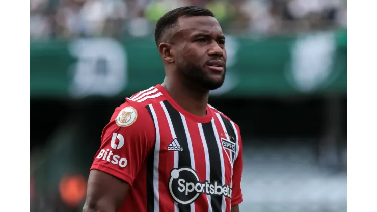 PR - CURITIBA - 29/04/2023 - BRASILEIRO A 2023, CORITIBA X SAO PAULO - Luan jogador do Sao Paulo durante execucao do hino nacional antes da partida contra o Coritiba no estadio Couto Pereira pelo campeonato BRASILEIRO A 2023. Foto: Robson Mafra/AGIF
