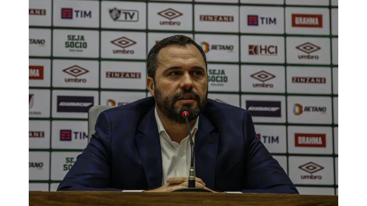 FOTO: MARCELO GONÇALVES / FLUMINENSE F.C - Mário Bittencourt observa situação de jogador revelado no clube.
