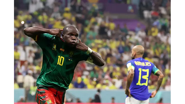 Foto:  Clive Brunskill/Getty Images - Vincent Aboubakar comemorando gol de Camarões contra a Seleção Brasileira na Copa do Mundo de 2022
