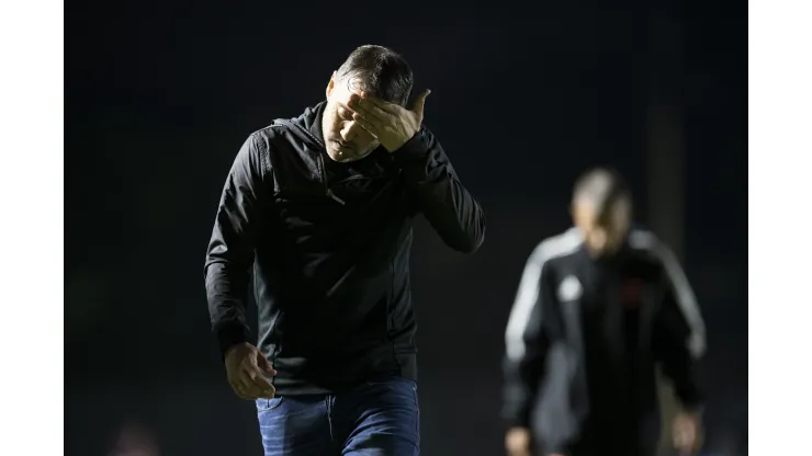  Eduardo Coudet tecnico do Internacional deixa o campo apos partida contra o Vasco no estadio Sao Januario pelo campeonato Brasileiro A 2023. Foto: Jorge Rodrigues/AGIF
