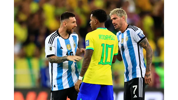 Messi, Rodrygo e De Paul. Foto: Buda Mendes/Getty Images)
