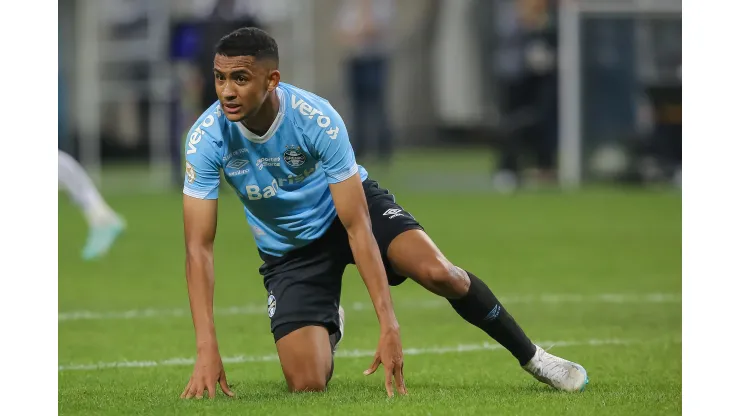 Foto: Pedro H. Tesch/AGIF - André Henrique em partida pelo Grêmio no Campeonato Brasileiro
