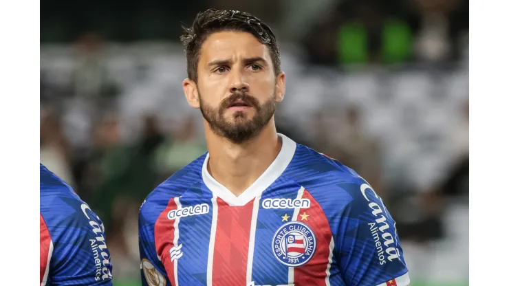 Everaldo jogador do Bahia durante execucao do hino nacional antes da partida contra o Coritiba no estadio Couto Pereira pelo campeonato Brasileiro A 2023. Foto: Robson Mafra/AGIF
