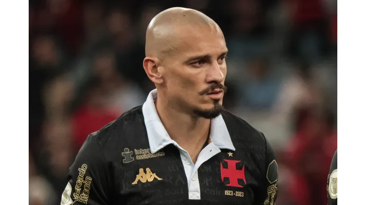 Maicon jogador do Vasco durante execução do hino nacional antes da partida contra o Athletico-PR no estadio Arena da Baixada pelo campeonato Brasileiro A 2023. Foto: Robson Mafra/AGIF
