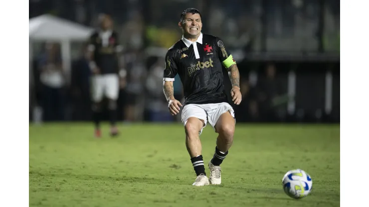 Foto: Jorge Rodrigues/AGIF - Medel com fortes dores contra o Corinthians.
