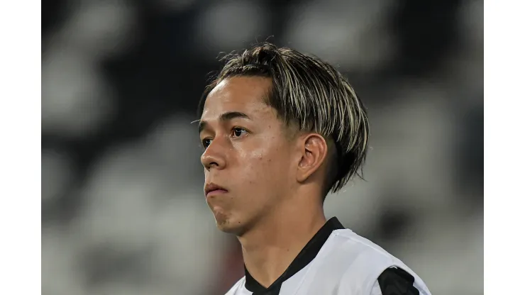 Matias Segovia jogador do Botafogo durante partida contra o Internacional no estadio Engenhao pelo campeonato Brasileiro A 2023. Foto: Thiago Ribeiro/AGIF
