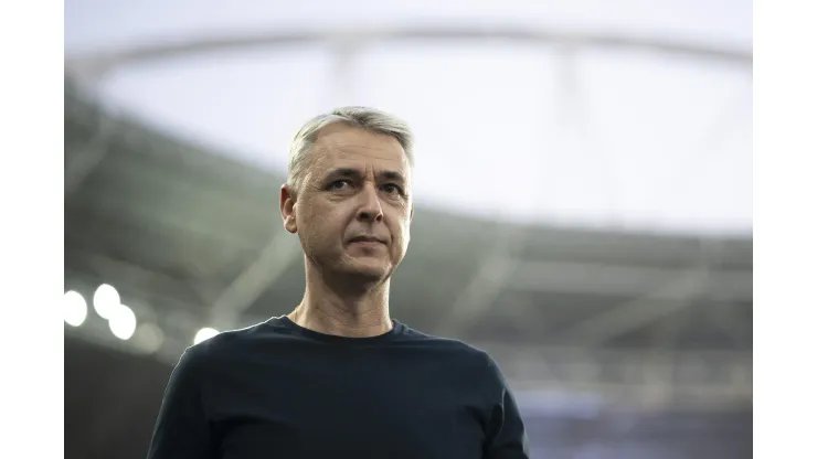 RJ - RIO DE JANEIRO - 03/12/2023 - BRASILEIRO A 2023, BOTAFOGO X CRUZEIRO - Tiago Nunes tecnico do Botafogo durante partida contra o Cruzeiro no estadio Engenhao pelo campeonato Brasileiro A 2023. Foto: Jorge Rodrigues/AGIF
