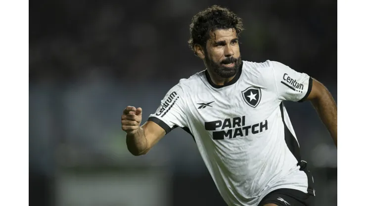 Diego Costa jogador do Botafogo durante partida contra o Vasco no estadio Sao Januario pelo campeonato Brasileiro A 2023. Foto: Jorge Rodrigues/AGIF
