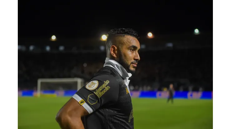 Foto: Thiago Ribeiro/AGIF - Payet na partida que garantiu a permanência do Vasco na Série A do Campeonato Brasileiro
