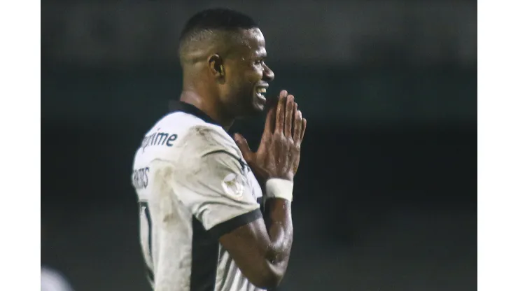  Junior Santos jogador do Botafogo lamenta durante partida contra o Coritiba no estadio Couto Pereira pelo campeonato Brasileiro A 2023. Foto: Gabriel Machado/AGIF
