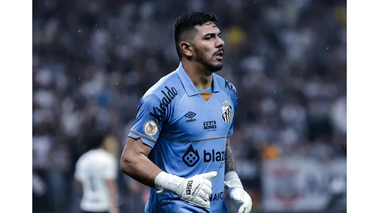  Joao Paulo goleiro do Santos durante partida contra o Corinthians no estadio Arena Corinthians pelo campeonato Brasileiro A 2023. Foto: Fabio Giannelli/AGIF
