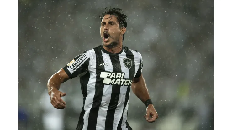 Gabriel Pires jogador do Botafogo durante partida contra o Goias no estadio Engenhao pelo campeonato Brasileiro A 2023. Foto: Jorge Rodrigues/AGIF
