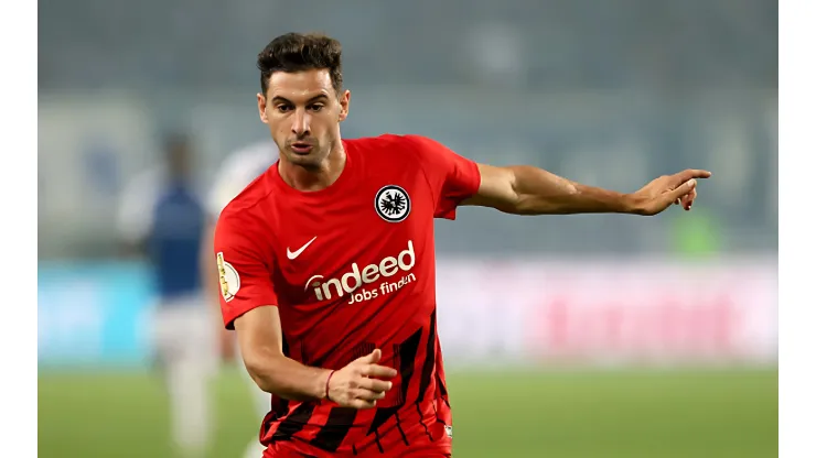 Foto: Martin Rose/Getty Images - Lucas Alario em partida pelo Frankfurt, na Alemanha
