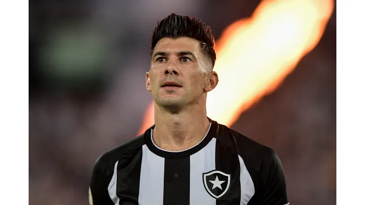 RJ - RIO DE JANEIRO - 10/06/2023 - BRASILEIRO A 2023, BOTAFOGO X FORTALEZA - Victor Cuesta jogador do Botafogo durante partida contra o Fortaleza no estadio Engenhao pelo campeonato BRASILEIRO A 2023. Foto: Thiago Ribeiro/AGIF
