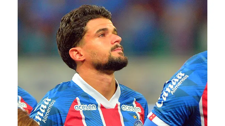 Cauly, jogador do Bahia durante execucao do hino nacional antes da partida contra o Gremio no estadio Arena Fonte Nova pelo campeonato Copa do Brasil 2023. Foto: Walmir Cirne/AGIF
