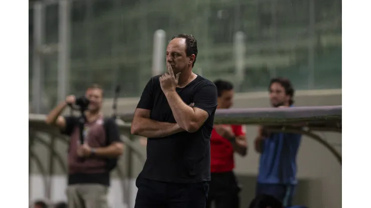 Foto: Alessandra Torres/AGIF - Rogério Ceni observa situação de goleiro.
