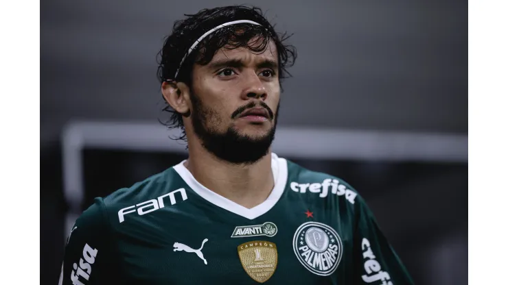 Foto: Ettore Chiereguini/AGIF - Gustavo Scarpa em partida pelo Palmeiras no Campeonato Brasileiro de 2022
