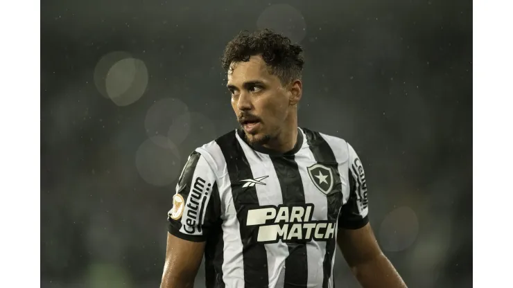 Eduardo jogador do Botafogo durante partida contra o Bahia no estadio Engenhao pelo campeonato Brasileiro A 2023. Foto: Jorge Rodrigues/AGIF
