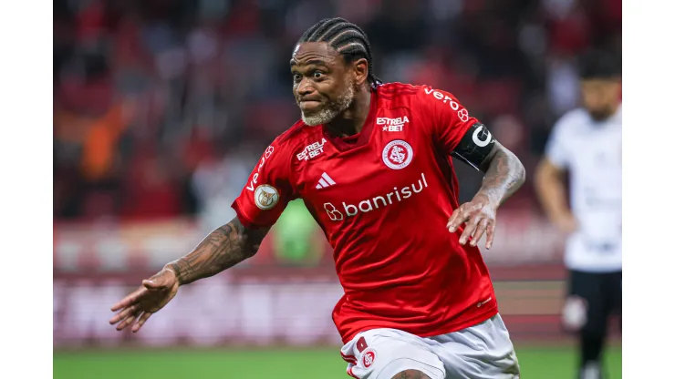  Luiz Adriano jogador do Internacional comemora seu gol durante partida contra o Corinthians no estadio Beira-Rio pelo campeonato Brasileiro A 2023. Foto: Maxi Franzoi/AGIF
