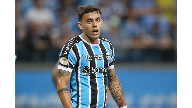 Carballo jogador do Grêmio durante partida contra o Botafogo no estadio Arena do Gremio pelo campeonato Brasileiro A 2023. Foto: Pedro H. Tesch/AGIF
