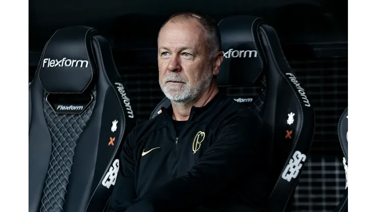 Mano Menezes tecnico do Corinthians durante partida contra o Atletico-MG no estadio Arena Corinthians pelo campeonato Brasileiro A 2023. Foto: Fabio Giannelli/AGIF
