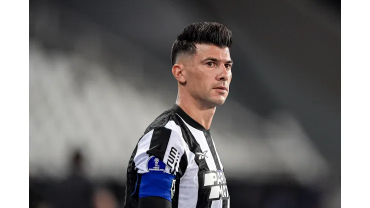 Victor Cuesta jogador do Botafogo durante partida contra o Guarani-PAR no estadio Engenhao pelo campeonato Copa Sul-Americana 2023. Foto: Thiago Ribeiro/AGIF
