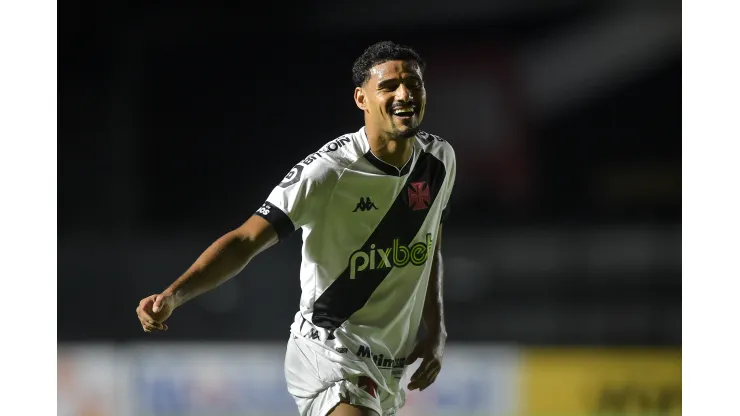 Foto: Thiago Ribeiro/AGIF - Vasco recebe notícia importante sobre Gabriel Dias.
