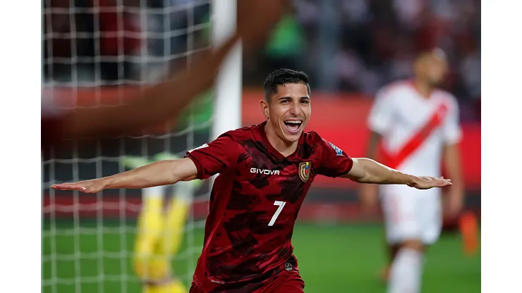 Foto: Daniel Apuy/Getty Images - Savarino pela Seleção Venezuelana em partida válida pelas Eliminatórias para a Copa do Mundo de 2026
