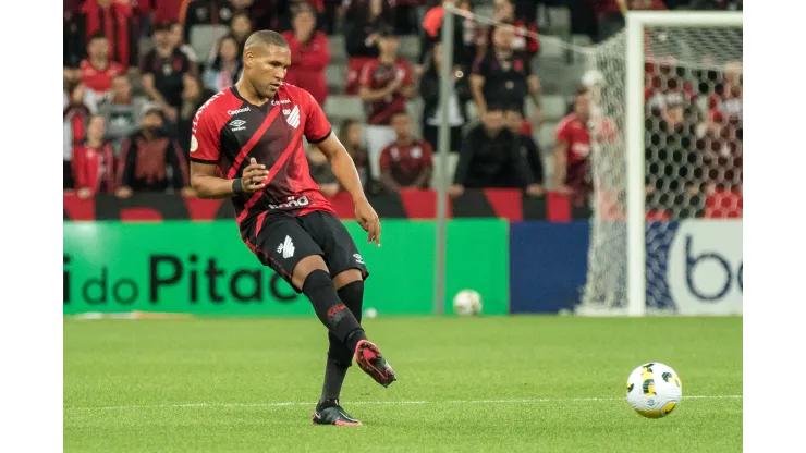 Matheus Felipe, zagueiro. Foto: Robson Mafra/AGIF
