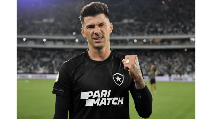 Victor Cuesta jogador do Botafogo durante partida contra o Bragantino no estadio Engenhao pelo campeonato Brasileiro A 2023. Thiago Ribeiro/AGIF
