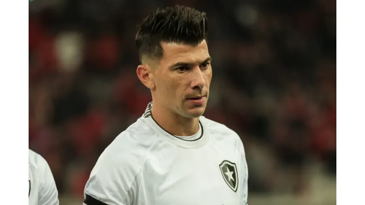 Victor Cuesta jogador do Botafogo durante partida contra o Athletico-PR no estadio Arena da Baixada pelo campeonato Copa do Brasil 2023. Robson Mafra/AGIF
