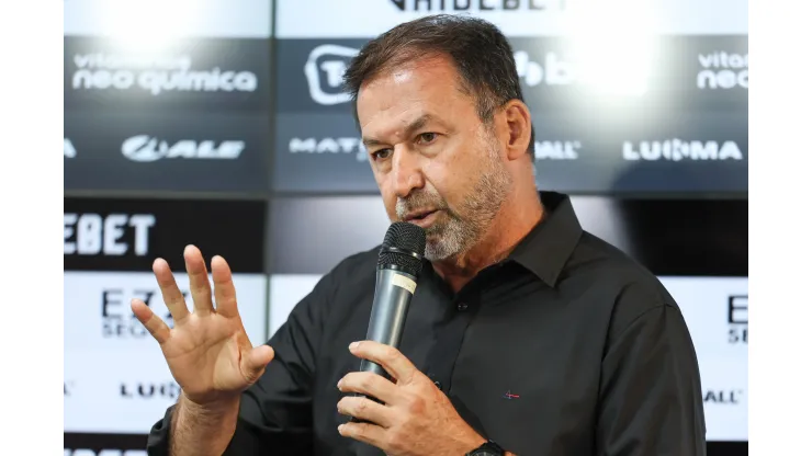 O presidente do Corinthians Augusto Melo fala aos jornalistas durante apresentacao oficial de Diego Palacios como jogador do Corinthians em coletiva de imprensa realizada no CT Joaquim Grava. Marcello Zambrana/AGIF
