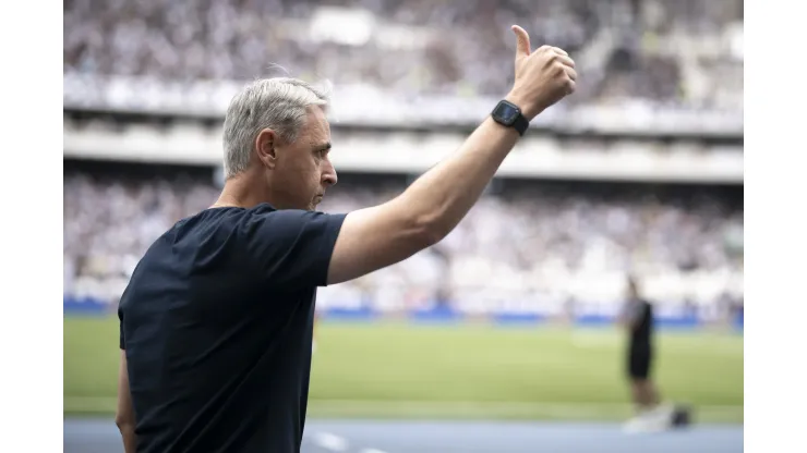 Foto: Jorge Rodrigues/AGIF - Tiago Nunes vê jogador chamar atenção na pré-temporada.
