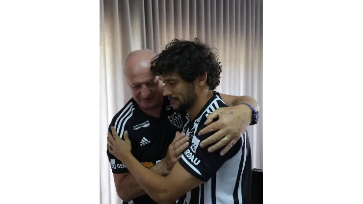 Gustavo Scarpa e Felipão durante a apresentação do jogador. Foto: Reprodução "X" Atlético-MG
