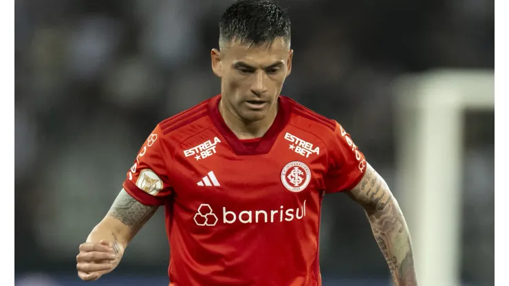 Foto: Jorge Rodrigues/AGIF - Aránguiz pelo Internacional em partida no Campeonato Brasileiro de 2023
