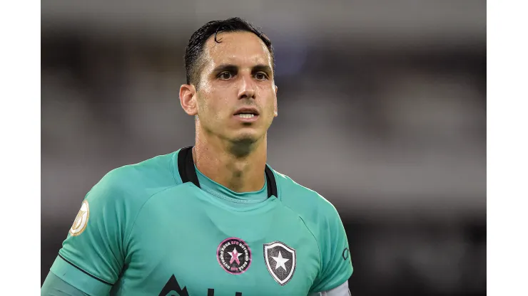 Gatito Fernandez goleiro do Botafogo durante partida contra o Bragantino no estadio Engenhao pelo campeonato Brasileiro A 2022. Thiago Ribeiro/AGIF
