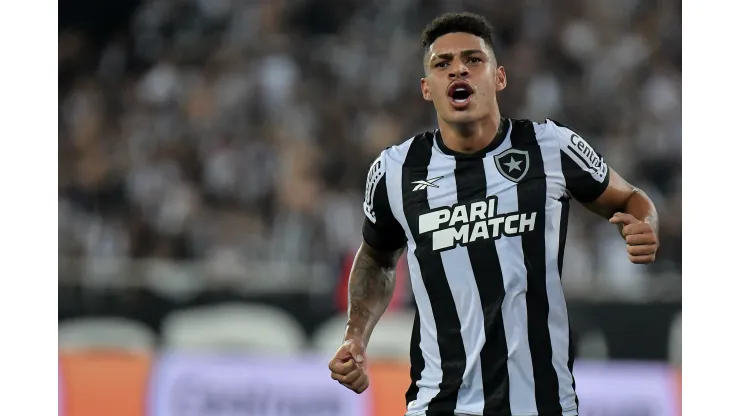 Luis Henrique jogador do Botafogo comemora seu gol durante partida contra o Internacional no estadio Engenhao pelo campeonato Brasileiro A 2023. Thiago Ribeiro/AGIF
