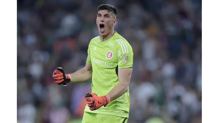 Rochet jogador do Internacional comemora gol marcado por Alan Patrick durante partida contra o Fluminense no estadio Maracana pelo campeonato Libertadores 2023. Alexandre Loureiro/AGIF
