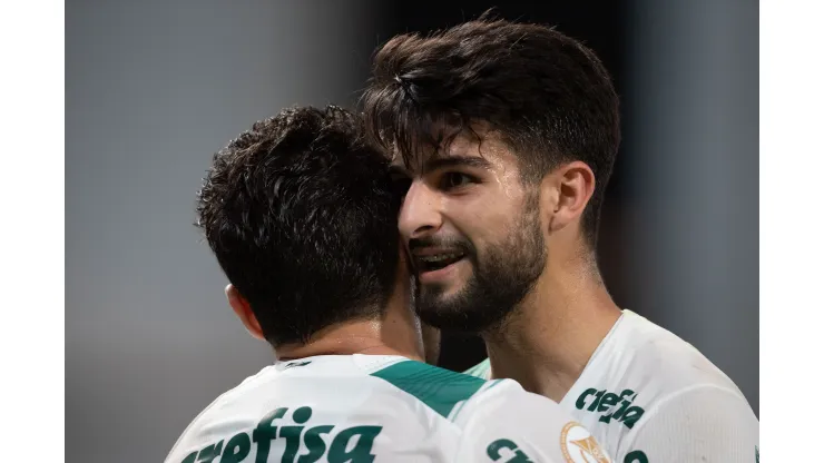  - Raphael Veiga jogador do Palmeiras comemora seu gol com Flaco Lopez jogador da sua equipe durante partida contra o Cuiaba no estadio Arena Pantanal pelo campeonato Brasileiro A 2023. Foto: Gil Gomes/AGIF
