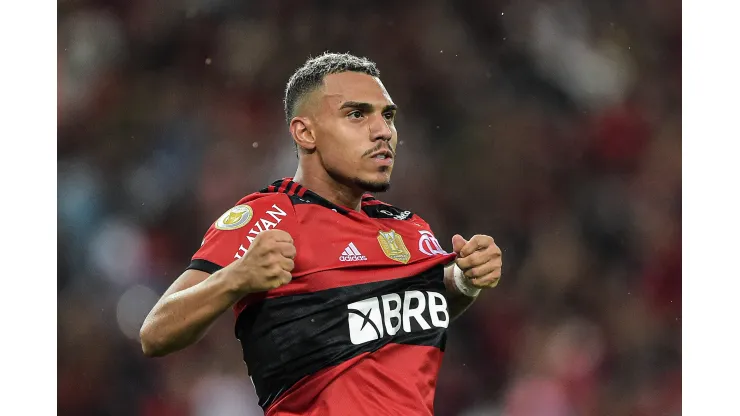 Matheuzinho jogador do Flamengo comemora seu gol durante partida contra o  Ceara, no estadio Maracana pelo campeonato Brasileiro A 2021. Thiago Ribeiro/AGIF
