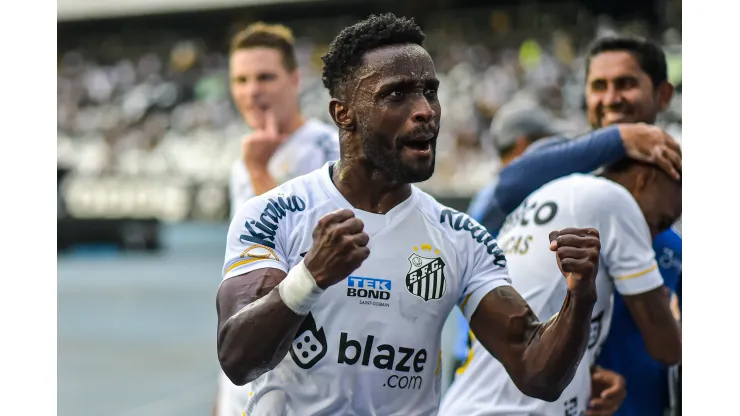 Mendoza jogador do Santos comemora vitoria ao final da partida contra o Botafogo no estadio Engenhao pelo campeonato Brasileiro A 2023. Thiago Ribeiro/AGIF
